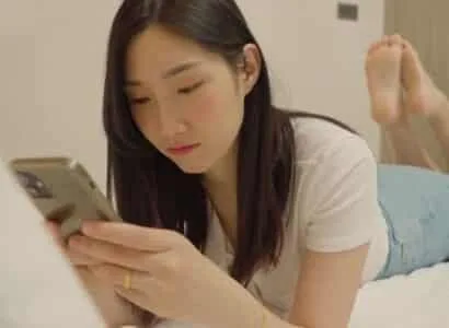 Biết rằng vợ của anh ta đã địt cô ấy, anh ta giao hàng để trả thù.