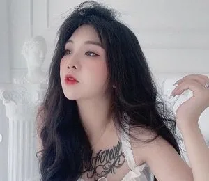 Phương Min rất hấp dẫn khi nhún nhảy trên một con chó lớn.