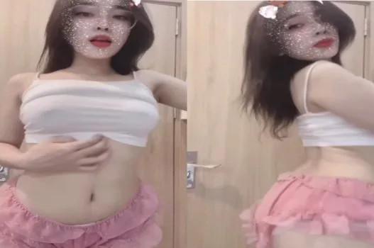 Thùy Dương xinh đẹp được bạn trai làm tình khoái chí
